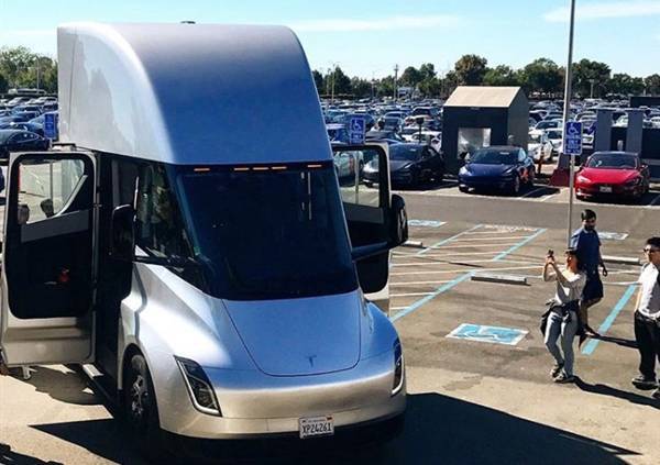 EV晨报 | 工信部将加大新能源汽车推广力度；北京奔驰纯电动车改造完成备案；奇瑞小蚂蚁400上市