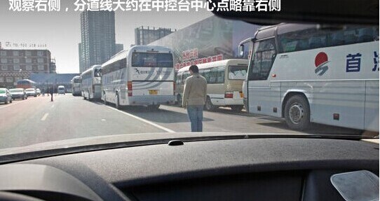 开车怎么判断左右距离比较准确,新手开车怎样判断车宽