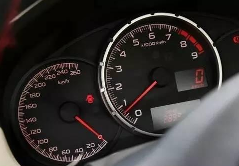 开车省油技巧,开车油门刹车该怎么踩最省油