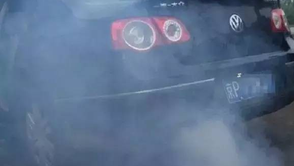 汽车排气管冒黑烟怎么回事