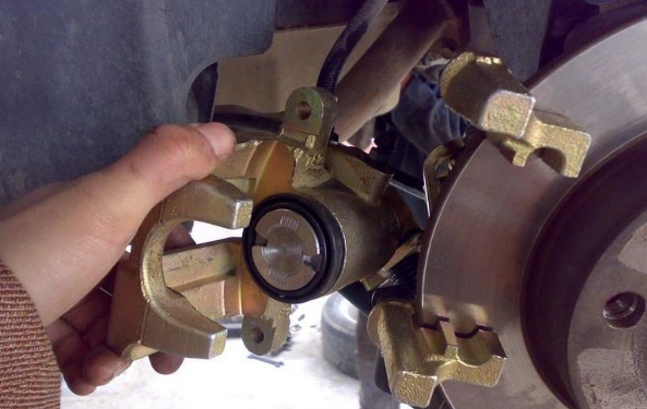 刹车泵坏了的表现，换一个刹车分泵多少钱