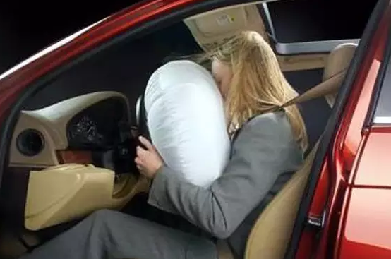 安全气囊的作用,安全气囊保护哪个部位