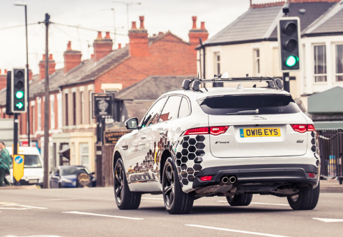 不用再等绿灯了！捷豹路虎研发绿灯最佳速度建议技术