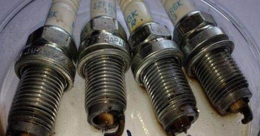 火花塞积碳多什么症状,清洗火花塞积碳的方法