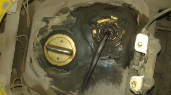 油箱漏油应该怎么处理 油箱漏油用什么能粘住