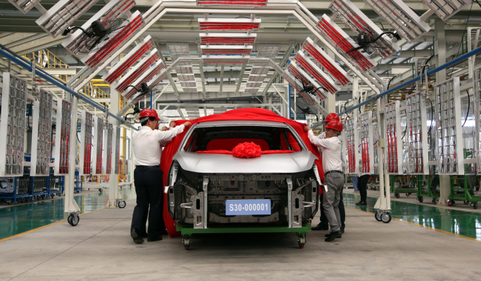 步入量产阶段 哪吒汽车U白车身正式下线