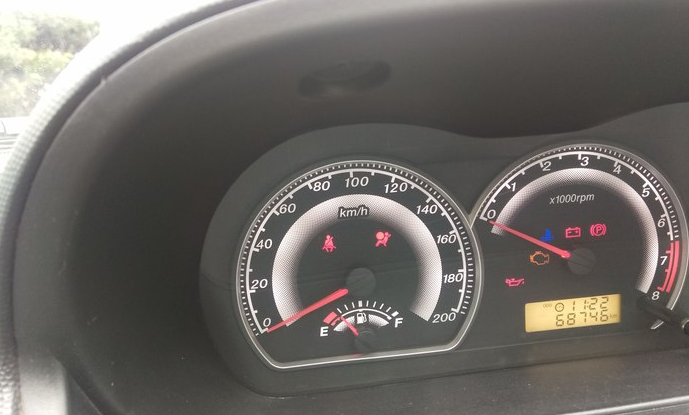 比亚迪安全气囊灯亮的原因,气囊灯一直亮可以开车吗