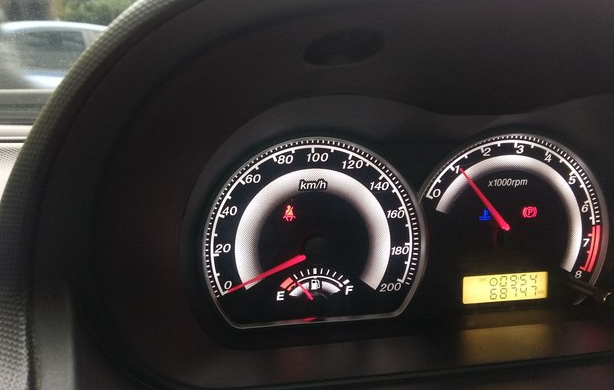 安全气囊灯亮修理贵吗,气囊灯亮一般修理厂能修吗