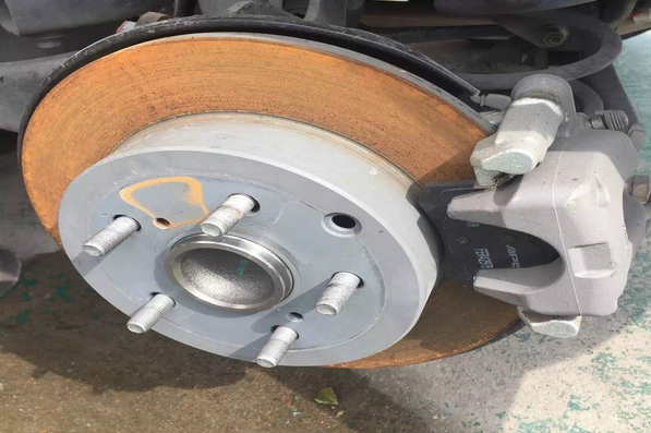 车起步时吱吱响像刹车怎么回事