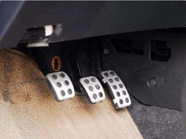 两脚离合器什么意思，两脚离合和一脚离合的区别