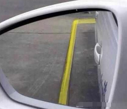 倒车入库如何保证车身正直