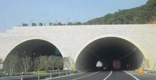 汽车在进出隧道时需要注意什么