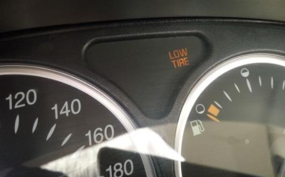 lowtire亮黄灯是什么意思，汽车lowtire亮黄灯怎么消除