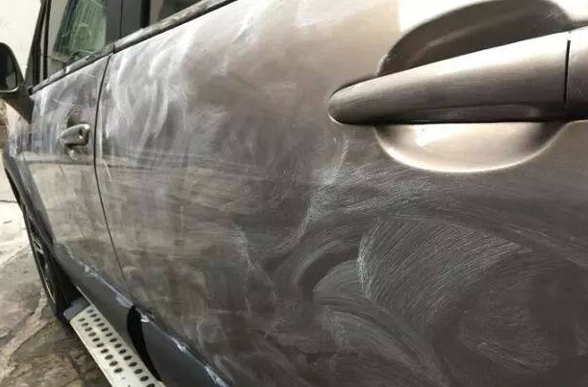 汽车塑料上被蜡打白了，黑塑料上车蜡怎么去除