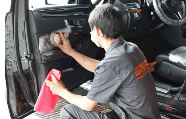 车内清洗价格200贵吗？一次内饰清洗多少钱
