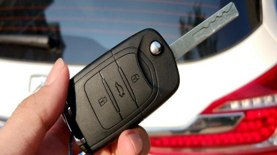 车锁了为啥后备箱能打开，后备箱无缘无故开了咋回事